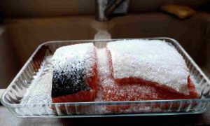 Salmone in scongelamento sul lavandino