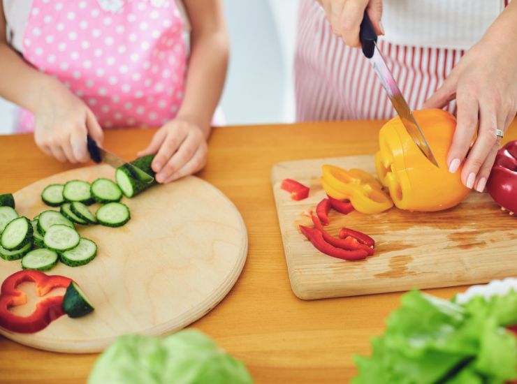 Tagliere di legno con verdure