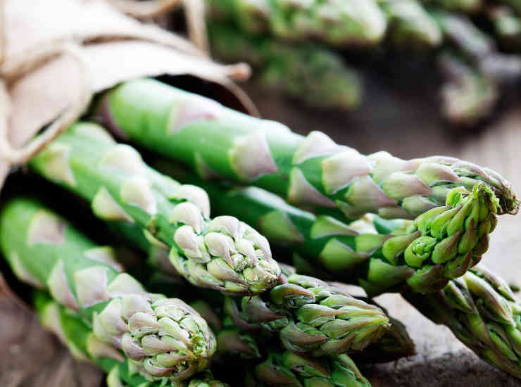 asparagi freschi verdura