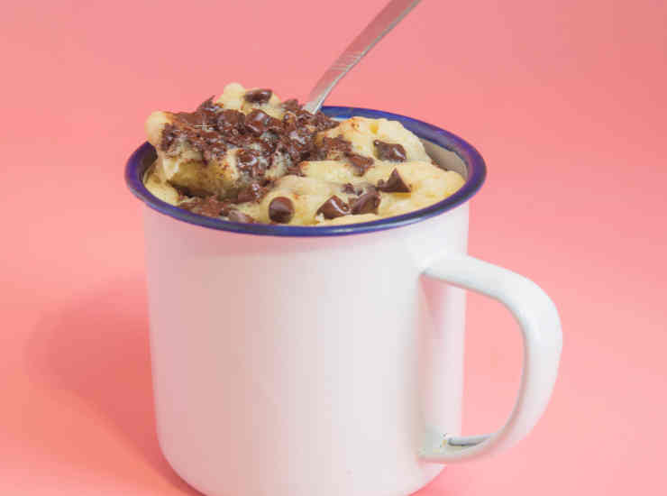 Mug cake torta in tazza banana e cioccolato