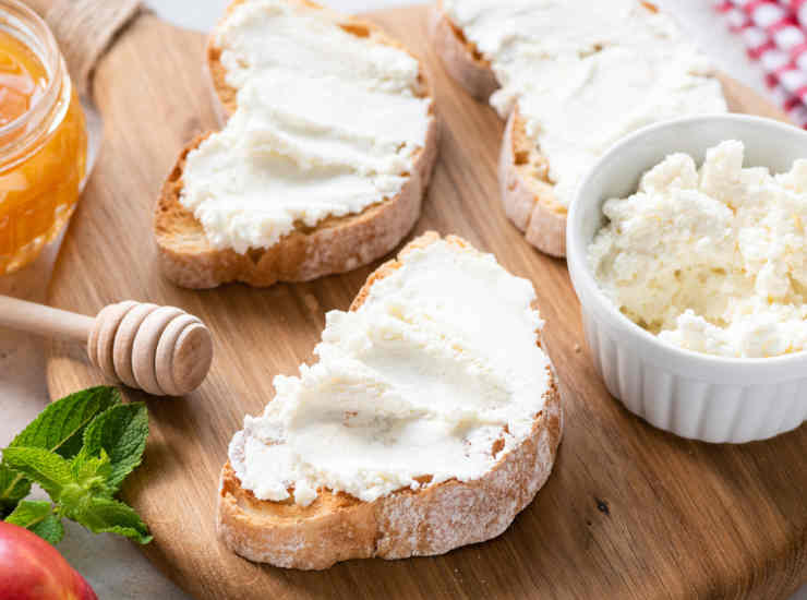 Ricotta miele basilico bruchette pane