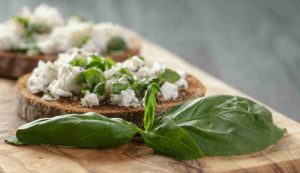 Bruschette ricotta basilico pepe rosa e limone