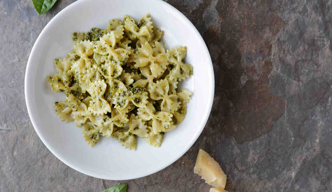 farfalle pasta pesto spinaci parmigiano