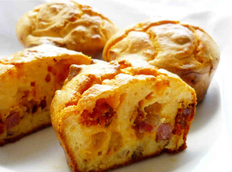 Muffin salati imbottiti formaggio bacon