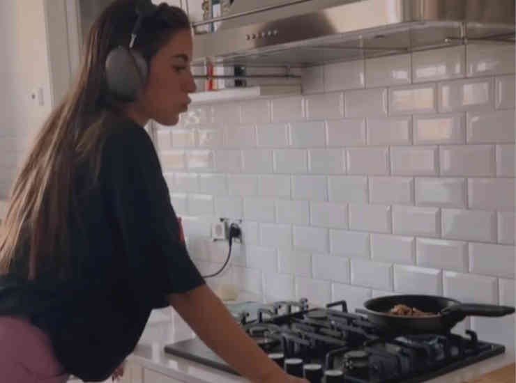 Paula Gonu mentre prepara una delle sue ricette. Fonte Paula Gonu/Instagram