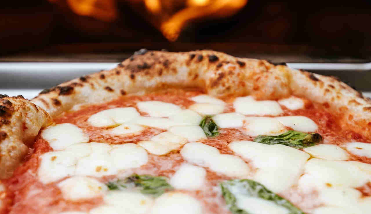 pizza margherita forno a legna