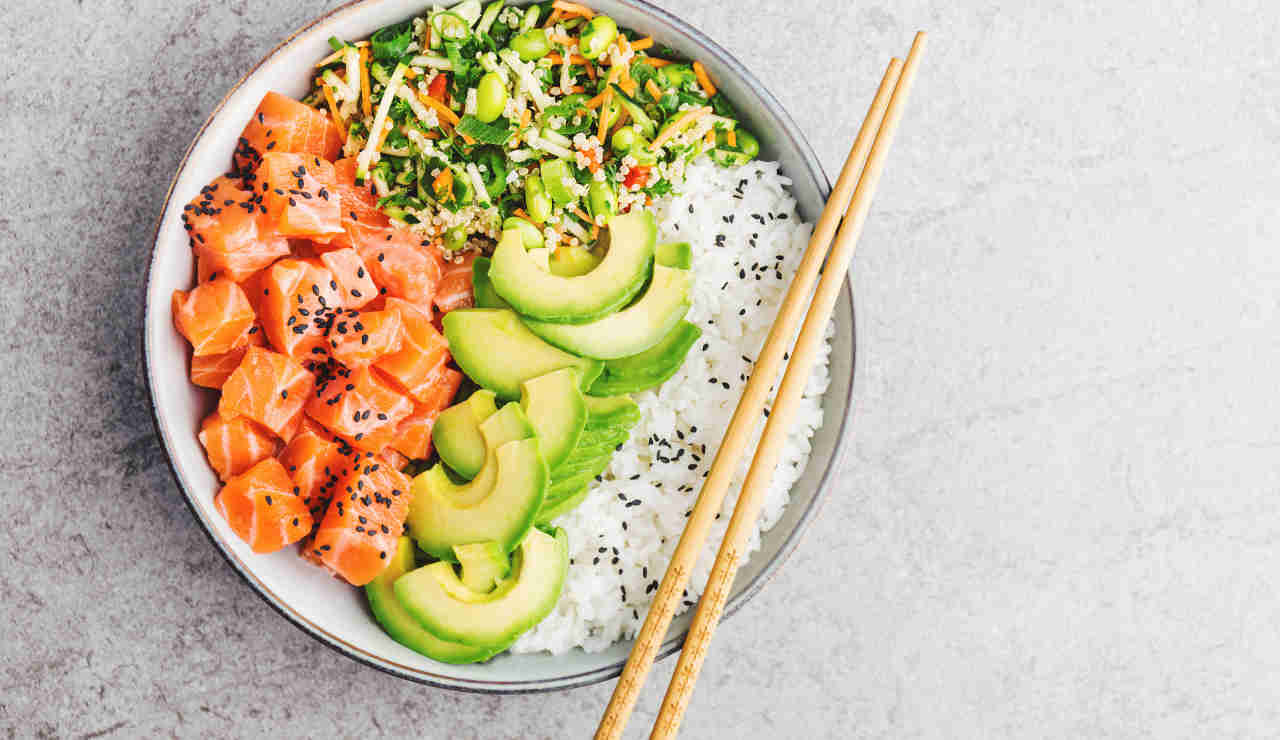 Poke Bowl salmone avogado mango