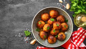 Polpette in umido con vino rosso e scalogno