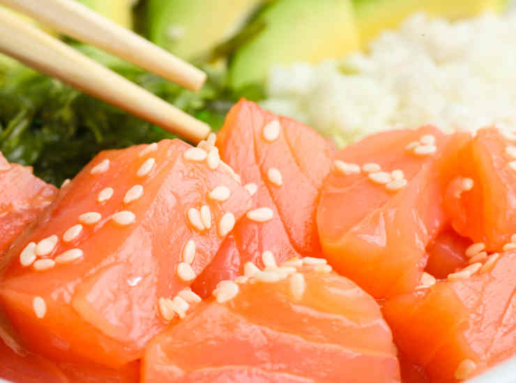 poke bowl salmone sesamo