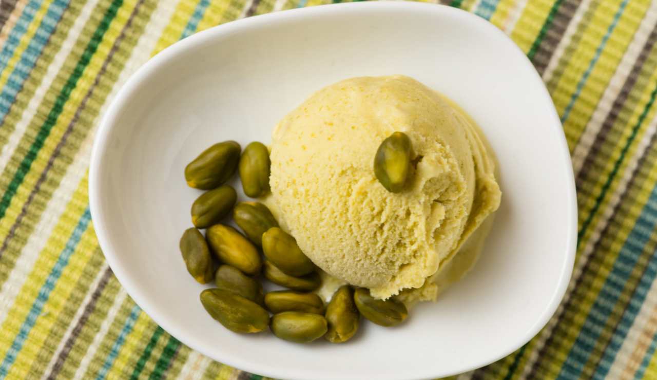 Pistachio ice cream without an ice cream maker at home: it will be even better than the one from the bar