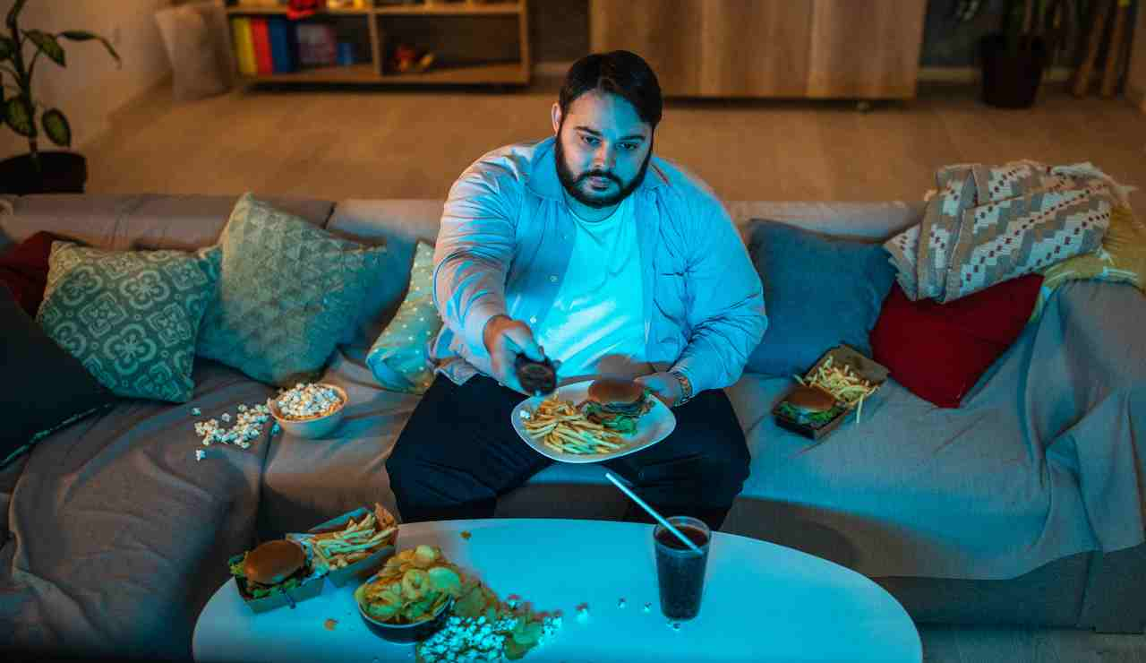 Comer na frente da TV faz mal: todos os motivos segundo a ciência