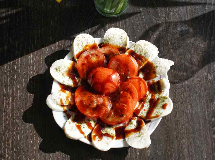 Pomodori marinati con mozzarella