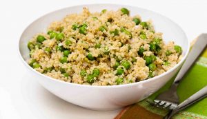 Primo piatto quinoa, piselli e curry