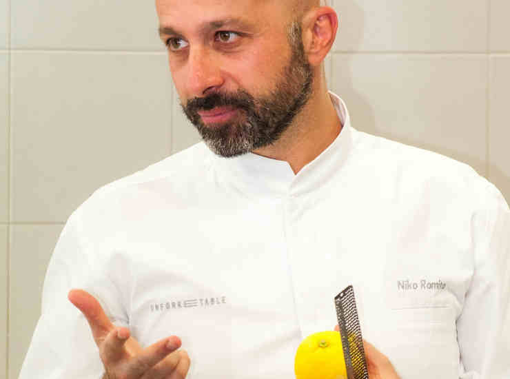 Lo chef Niko Romito all'opera nella cucina. Foto Niko Romito/Facebook