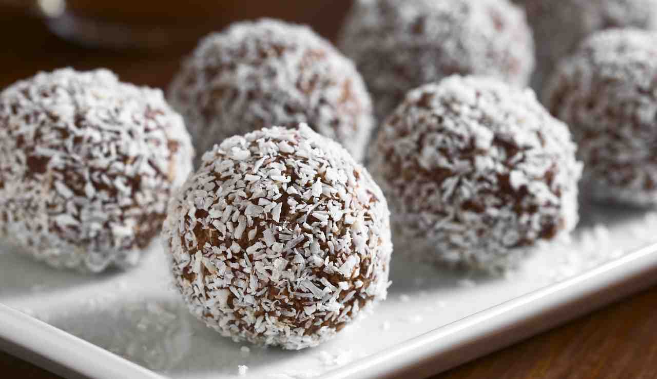 Nutella truffles topped with coconut are the sweetness that is prepared in 10 minutes and will drive you crazy!