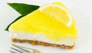 Fetta di una cheesecake al limone