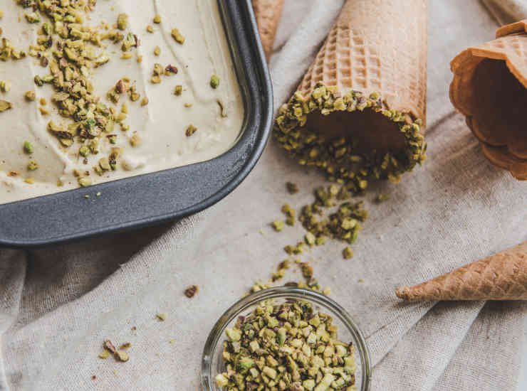 gelato di ricotta con gocce di cioccolato, miele e granella di pistacchio