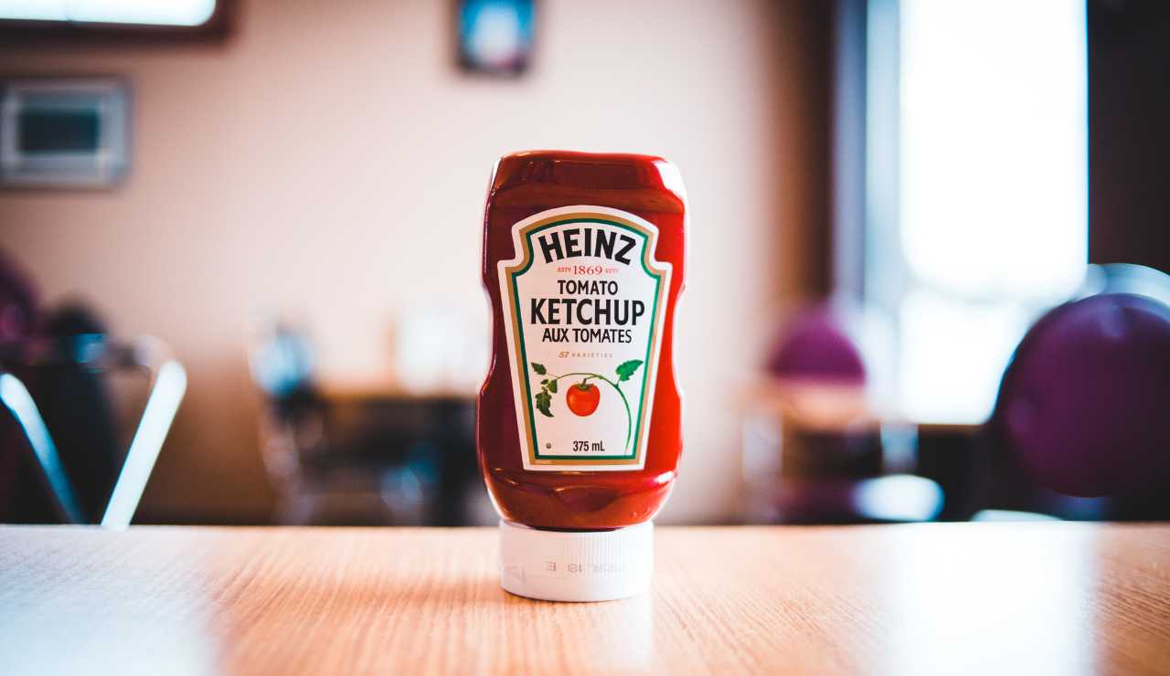 O ketchup é colocado na geladeira ou não?  Finalmente a resposta vem de quem realmente sabe