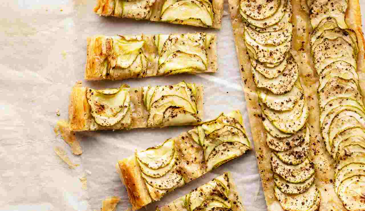 Sfizi di pasta sfoglia con zucchine e formaggio