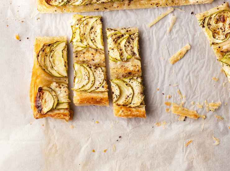 Sfizi di pasta sfoglia con zucchine e formaggio