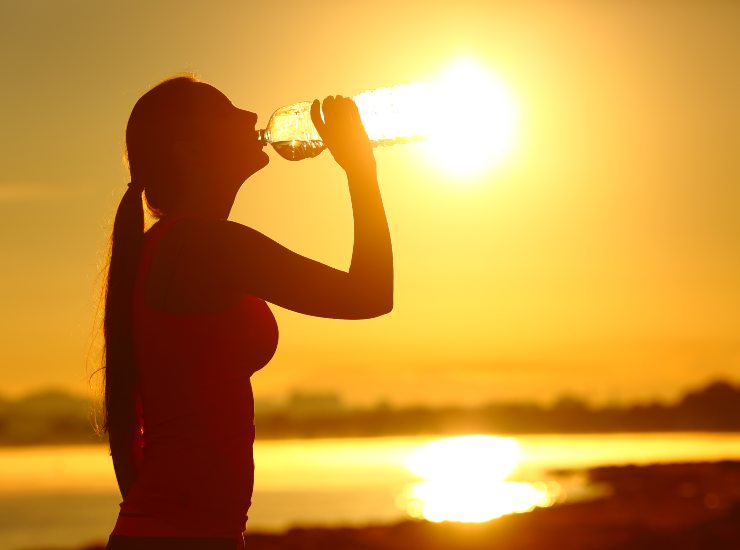 Bere acqua caldo allenamento estate