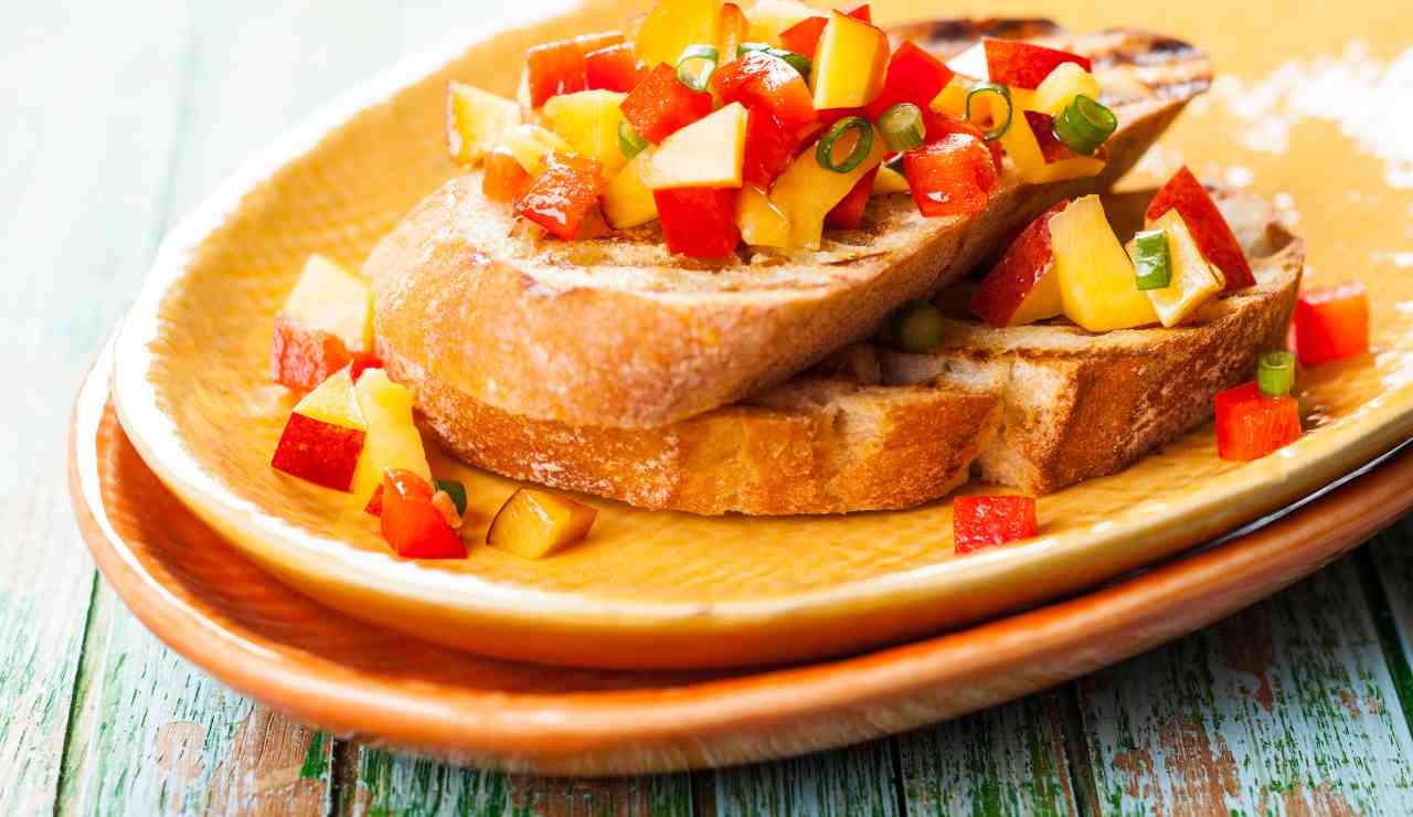 Bruschetta con la pesca streetfoodnews.it