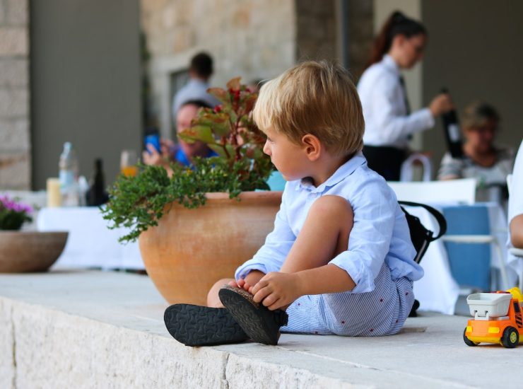 Reglas para enseñar a los niños un restaurante. 