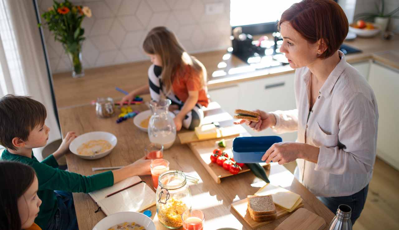 Colazione famiglia pasti alimentazione tavola