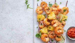 Spiedini di gamberi e ananas