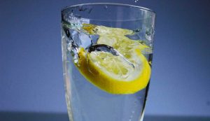 Bicchiere di acqua e limone