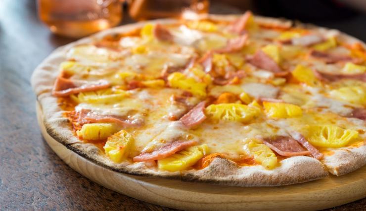 pizza all'ananas e cola