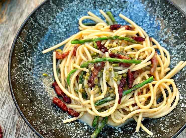 spaghetti asparagi e guanciale