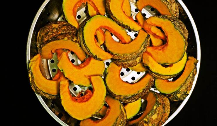 Pulisci la zucca in un attimo: il trucco del microonde per risultati  perfetti e senza fatica 