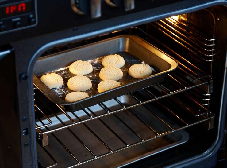 Biscotti con mele caramellate 