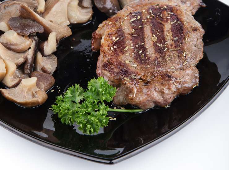 Bistecca con funghi e cipolle 