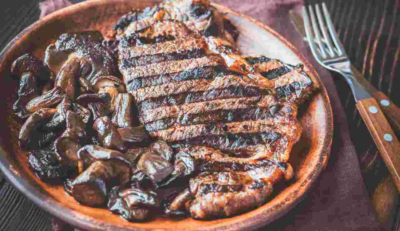 Bistecca con funghi e cipolle 