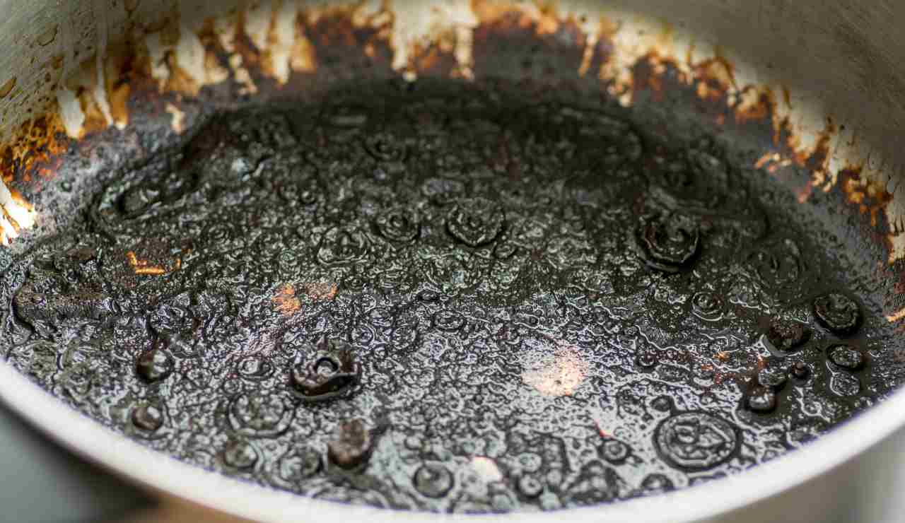 Burnt pans: infallible ways to clean them without harm and effort