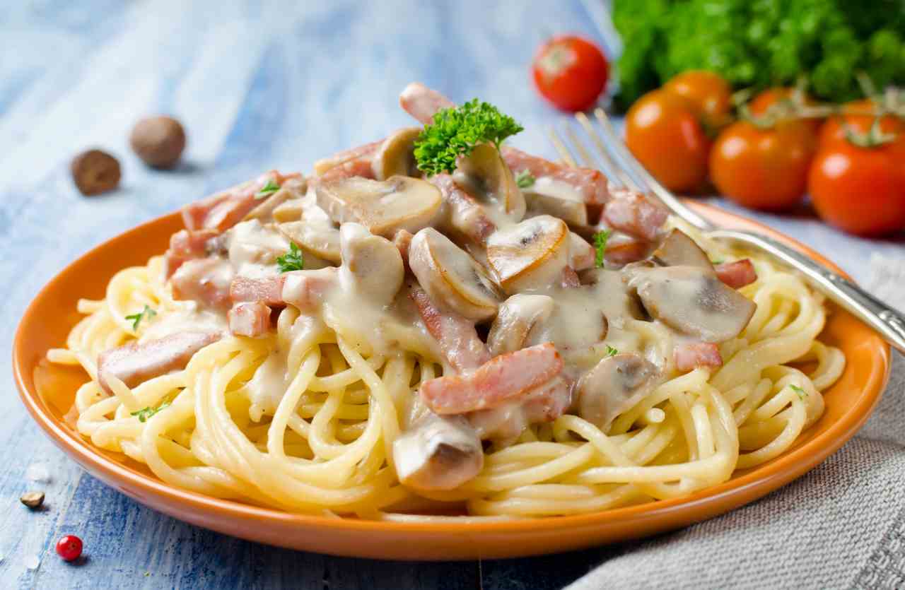 pasta cremosa funghi e pancetta ricetta