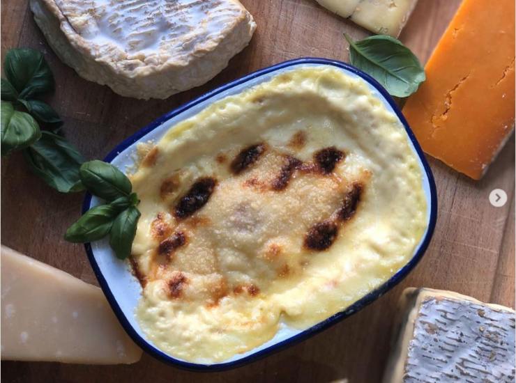 Cheesy backed eggs di Carlo III.