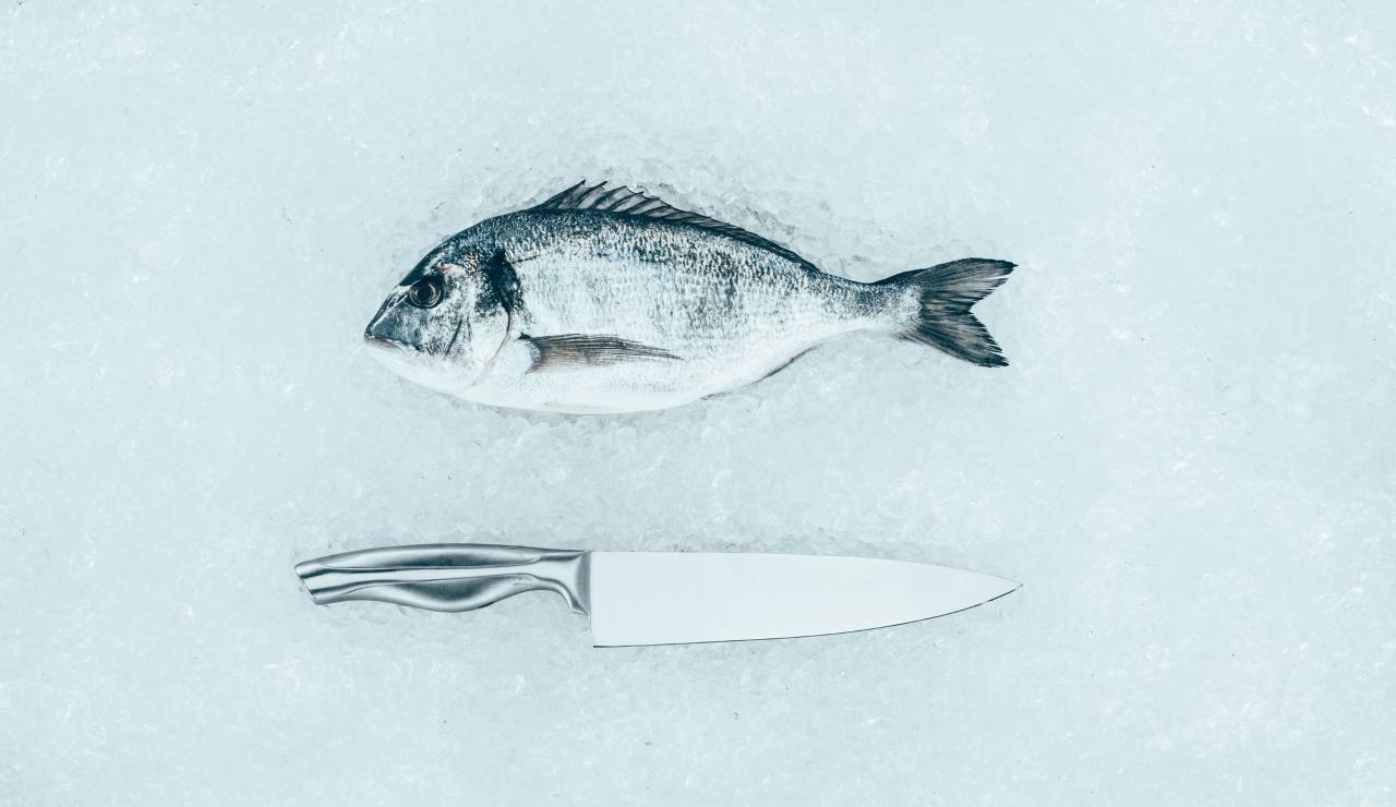 Squamare pesce scaglie coltello