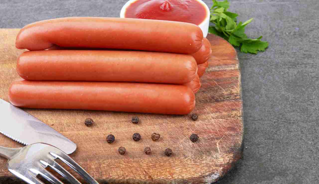 Sausages, be careful how you eat them: if you do it this way you are exposing yourself to a great risk to your health |  It’s better to be careful