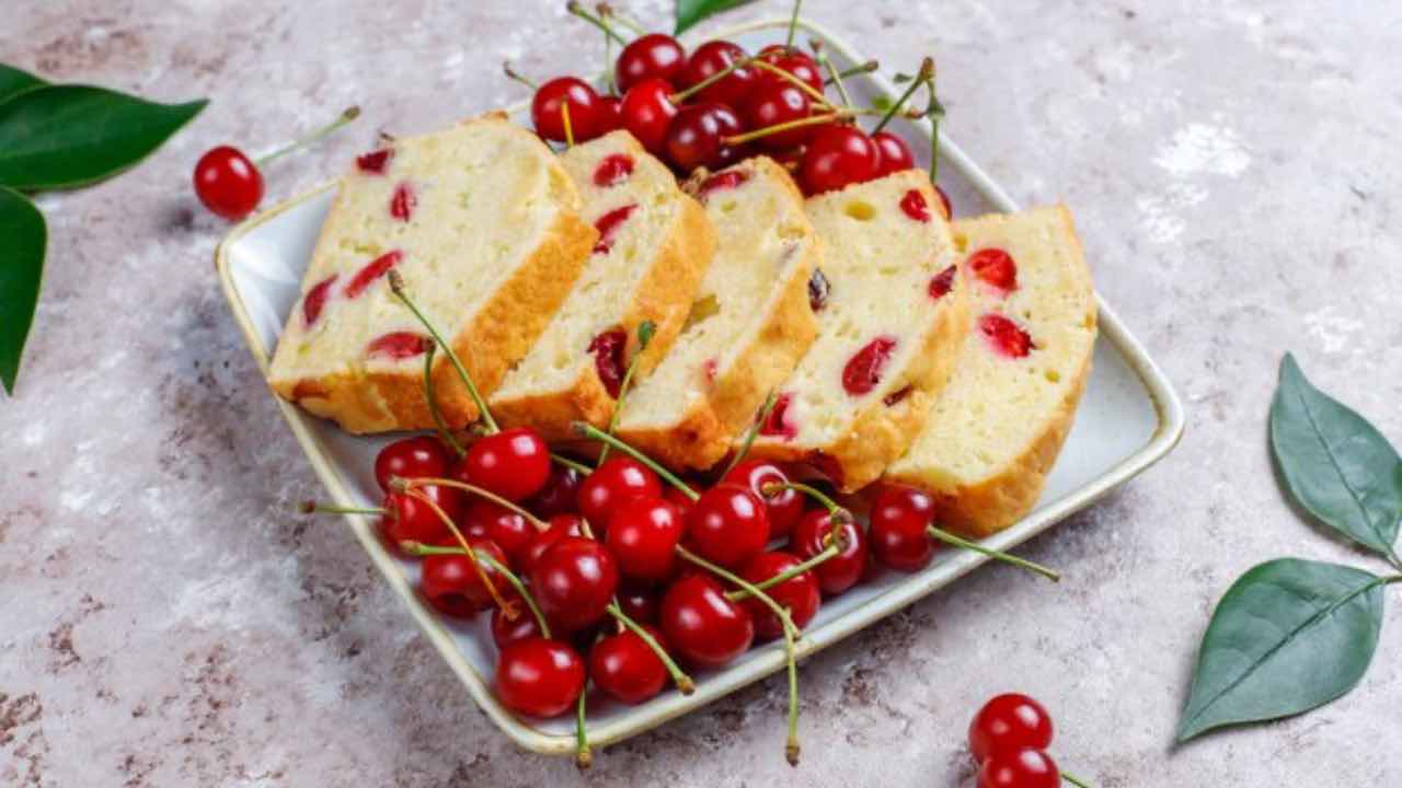 Cherry cake is ready in 10 minutes and you can eat it every morning for breakfast: nutrition experts confirm this