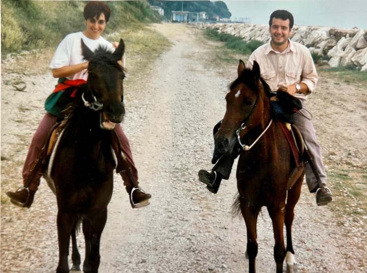Benedetta Rossi e il marito Marco Gentilini durante una passeggiata a cavallo