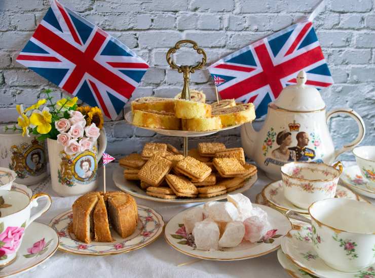 Immancabile per la regina Elisabetta II la pausa tè pomeridiana