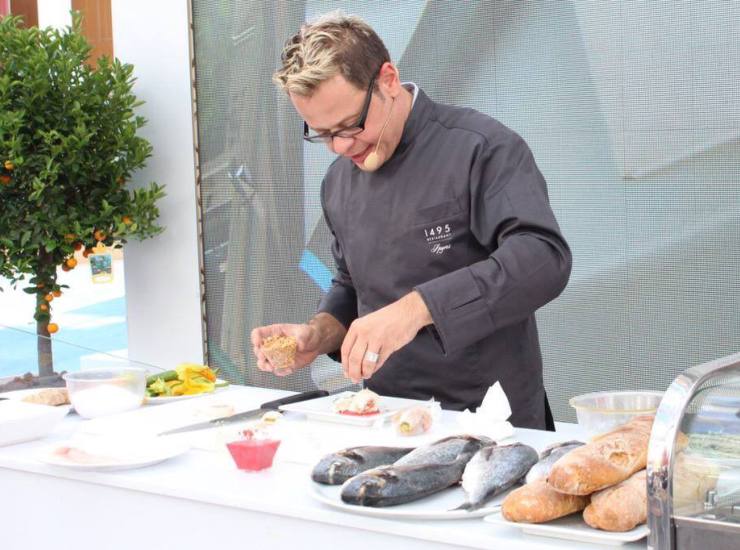 Spyros durante uno showcooking di cucina