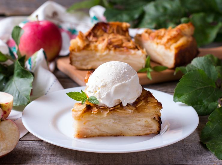 Fetta di Torta di mele con gelato