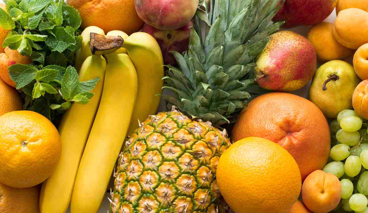 Frutta ananas mele banane arance uva