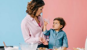 Dolci fatti in casa con un bicchiere