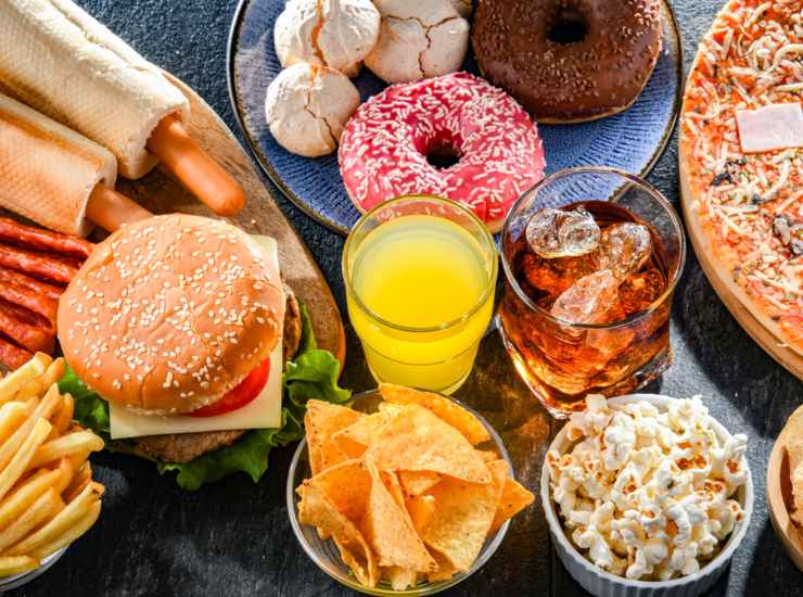 Gli alimenti che aumentano la fame junk food bibite gassate