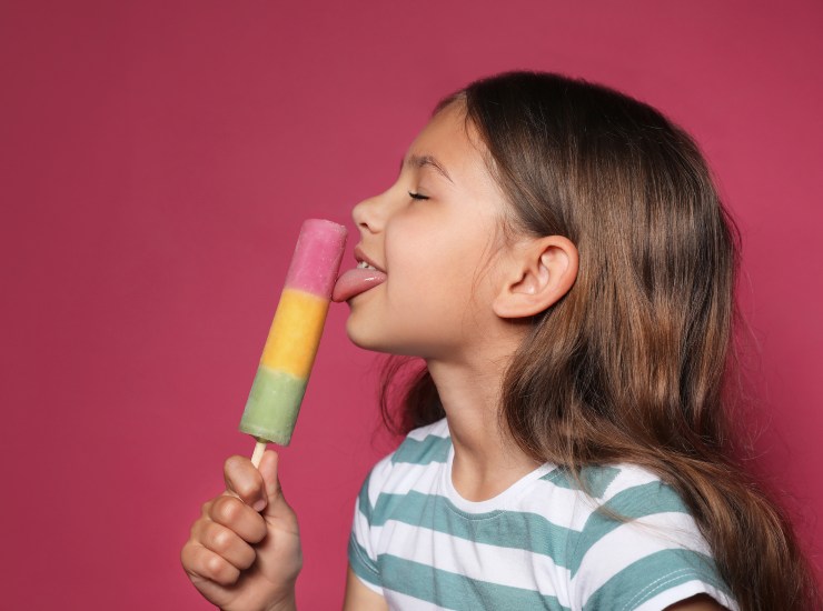 Il ghiaccio contro i cattivi sapor bambina gelato ghiacciolo